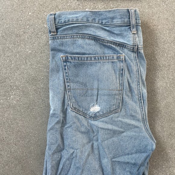 American Eagle High Rise Mom Jean - Picture 4 of 4